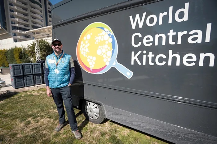 Uluslararası yardım kuruluşu World Central Kitchen, Hatay'da binlerce kişiye yemek dağıtıyor
