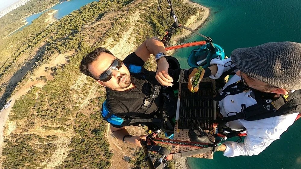 Yamaç paraşütü yapan aşçı havada hamburger hazırladı