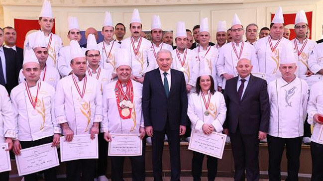 Başkan Uysal Sosyal Tesislerin Madalyası Aşçılarını Kutladı