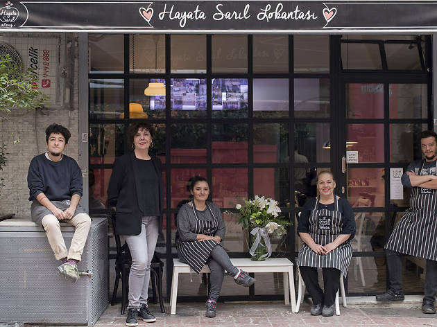 Ünlü yemek şefleri evsizler için pişirdi