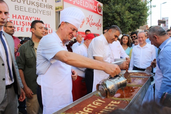 79 metrelik dev künefe 5 dakikada bitti!