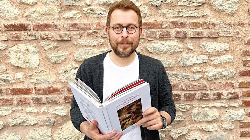 Ömür Akkor'dan yeni kitap: İlk yemek kitabı Abbasilerin